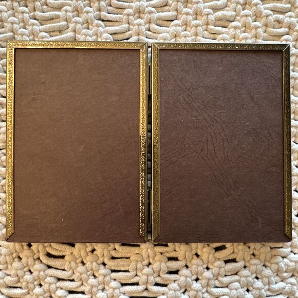 Vintage Gold Metal 3 1/2x5” Photo Frame Bifold Gold Embellished trim on front - Picture 6 of 8